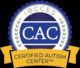شعار اعتماد IBCCES كمركز معتمد للتوحد الممنوح لمركز فاميلي هوب في المرخية بالدوحة