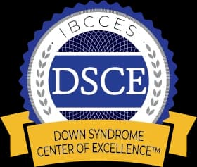 شعار اعتماد IBCCES كمركز تميّز لمتلازمة داون الممنوح لمركز فاميلي هوب في المرخية بالدوحة